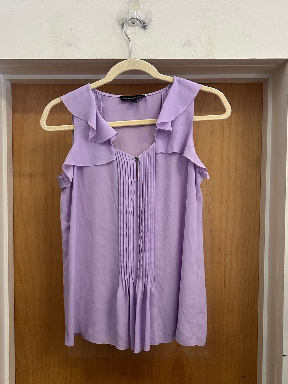 Banana Republic Flowy Lavender Ruffle Collar Sleeveless Blouse - size XS